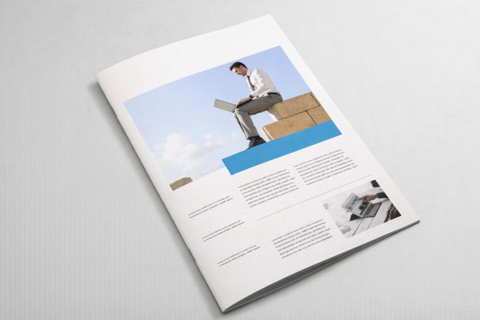 Öppen tryckt broschyr med bild på man med laptop och text på sidorna.